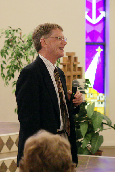 Ric Parsons speaks before the recital